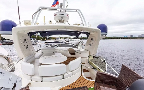 Аренда моторной яхты Azimut 68 В Москве